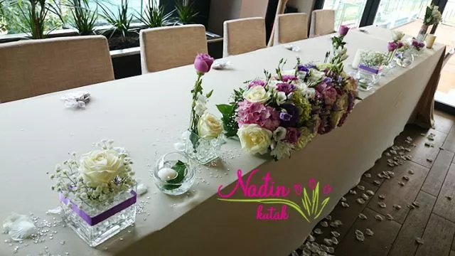 Ikebana za mladenački sto od lizijantusa, hortenzije, ruža i margareta - DS050 - 1