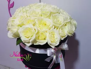 Bele ruže u velikoj kutiji K018 - 0