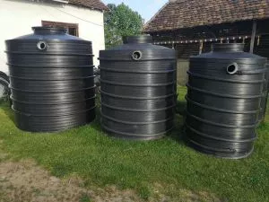 Vertikalni plastični rezervoar 2.500l - 0