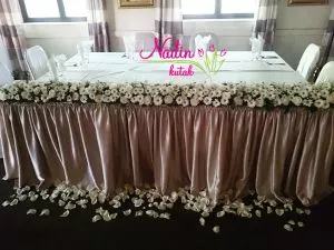 Dekoracija stola za mladence nizom od ruža i margareta 1,6 m dužine - DS054 - 0