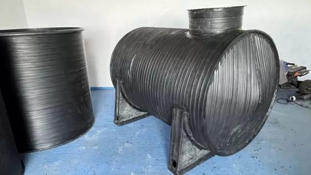 Horizontalni plastični rezervoar 2.500l - 4