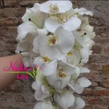 Viseći bidermajer od hortenzija, ruža, belih ljiljana i fenelopsis orhideja - B365 - 0