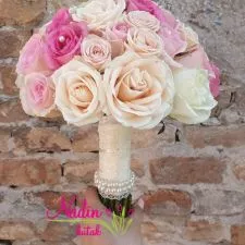 Veliki bidermajer sa 39 ruža u pastelnim nijansama roze , čipkana drška sa biserima - B341 - 0
